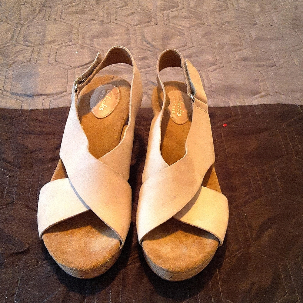 CLARKS TAN SUEDE WEDGE HEEL SANDAL SIZE 9M